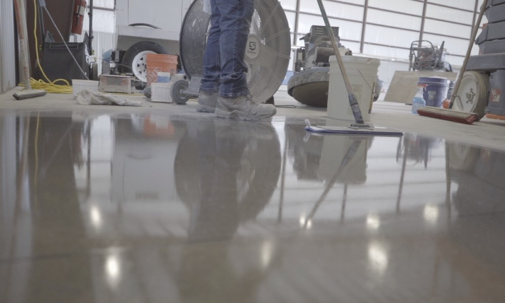 Concreate contractor polishing concrete after grinding.